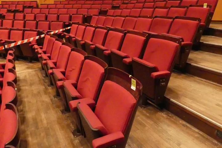 Theater-/Saalbestuhlung, 3 Reihen à 7 Sitzplätze (21 Plätze), gepolsterte Klappsitze, rot/braun